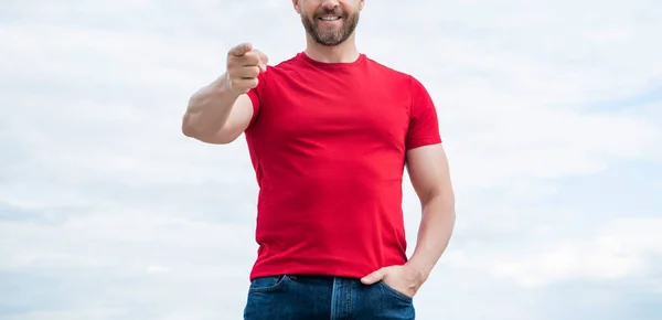 Cropped View Gesturing Man Red Shirt Outdoor Sky Background — ストック写真