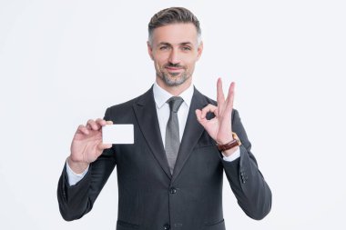 Takım elbiseli işadamının kartviziti beyaz arka planda izole edilmiş. Tamam.