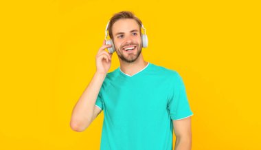 Modern kulaklıklı mutlu adam. Online eğitim. Okula dönüyorum. Kulaklıklı genç adam. Müzik aşığı. Müzik dinle. Kablosuz cihaz aksesuarı. yeni teknoloji.