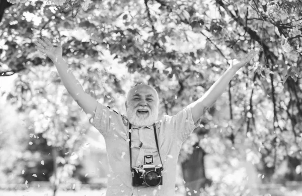 Feliz Abuelo Capturando Viaje Belleza Fotógrafo Floreciente Jardín Pétalos Sakura — Foto de Stock