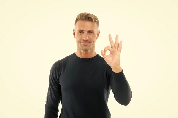Glücklich Kaukasischen Gutaussehenden Kerl Schwarzem Sweatshirt Zeigen Okay Ring Geste — Stockfoto