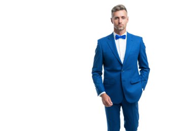 Beyaz arka planda kendine güvenen, papyonlu zarif bir garson..