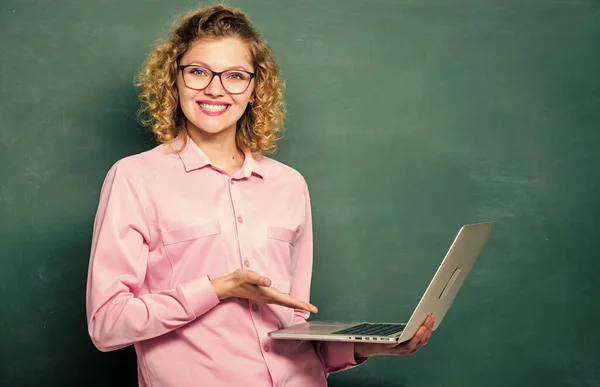 在线学校 信息学和程序设计 在网上授课 在线学习 教师笔记本黑板背景 网上冲浪的女人数字技术 现代职业 Stem学生 — 图库照片