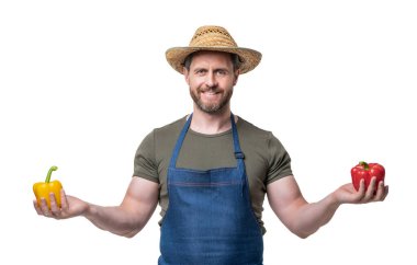 Önlüklü ve şapkalı manav, beyaz üzerine izole edilmiş tatlı biberli sebze..