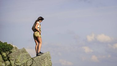 Başarı elde. Başarının yolu. Uçuruma atla. Dağ gezisi ve yürüyüş. tırmanma yeteneği. Dağcılık aşığı. Zirveye ulaşmak. Kadın dağ yamacında duruyor. Özgürlüğü hisset. son derece özgür.
