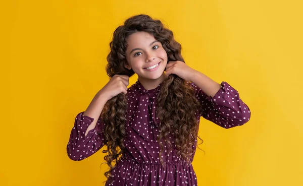 Kind Mädchen Mit Langen Brünetten Lockigen Haaren Auf Gelbem Hintergrund — Stockfoto