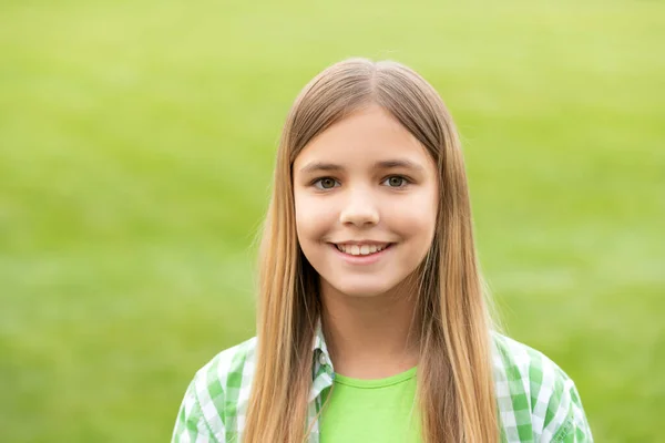 Portret Van Gelukkig Tienermeisje Met Glimlachend Gezicht Wazig Buiten — Stockfoto