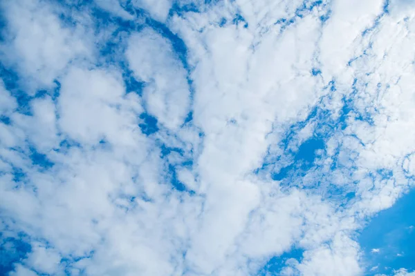 Sfondo Cielo Blu Con Nuvole Bianche Soffici Meteo — Foto Stock