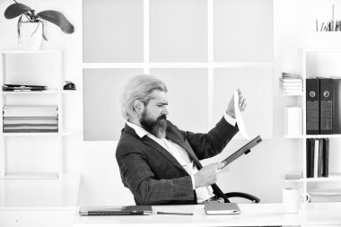 Görevli işadamı başarılı iş çözümleri sunuyor. İş stratejisi geliştiriyorum. İş günü. CEO şirketin ahlaki lideri olmalı. Sakallı patron ofisinde oturuyor. Yönetici sorunları çözüyor.