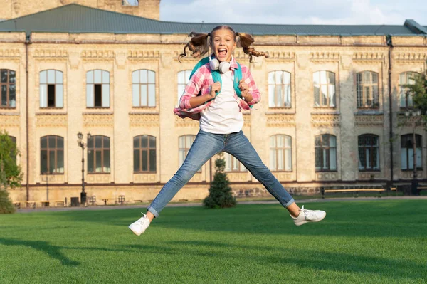 Щаслива Активна Дівчина Підліток Стрибає Шкільному Дворі Відкритому Повітрі Вересня — стокове фото