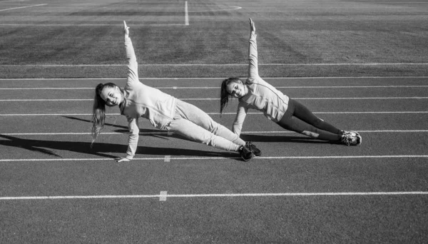 소녀들이 널빤지에 있습니다 근육을 훈련시키는 경기장 체육관 상승중이에요 유연성 학교에서 — 스톡 사진