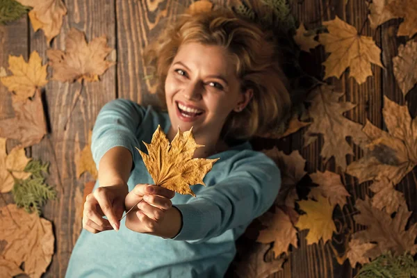 Őszi Levelek Női Kezekben Játszik Őszi Természet Boldog Fekszik Őszi — Stock Fotó