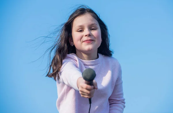 Neşeli Genç Gazeteci Çocuk Mikrofonla Röportaj Yapıyor — Stok fotoğraf