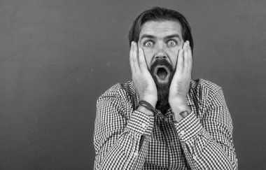 Sınıfta sakallı, olgun bir öğretmen olmasına şaşırdım. Elinde tahtayla, sürpriz!.