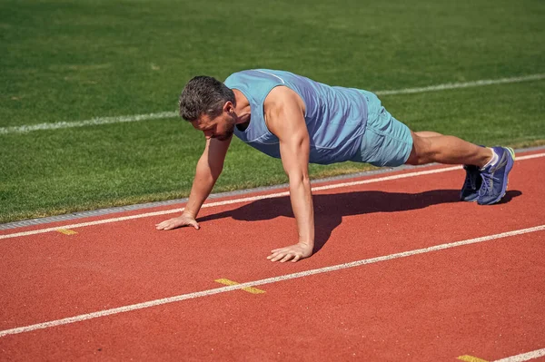 Atletisk Muskulös Man Gör Armhävningar Utomhus Stadion Makt — Stockfoto