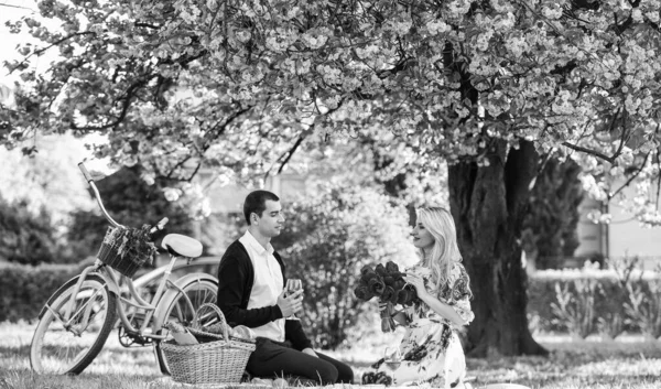 Feliz Bicicleta Retro Pareja Feliz Enamorada Mujer Hombre Tumbados Parque —  Fotos de Stock