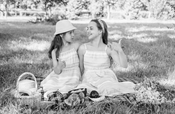 Niñas Amigas Teniendo Picnic Verano Con Comida Saludable Tiempo Vacaciones —  Fotos de Stock