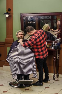 Berber dükkanındaki beyaz adam için saç kesimi ve sakal bakımı..