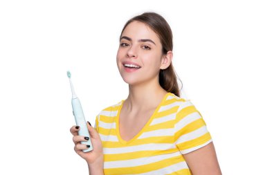 Elektrikli diş fırçası olan neşeli kız beyaz arka planda izole edilmiş..