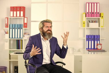 Sigortacılık yapıyor. İşletme bölümünün yetenekleri var. Kızgın muhasebeci ofis ceketi giyer. Yönetim danışmanı ya da analistler müşteriler için işlem yürütür. karizmatik finansal analistler.