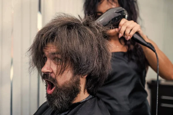 Sakallı Bıyıklı Olgun Bir Hippi Berber Dükkanında Berber Dükkanında Saçına — Stok fotoğraf