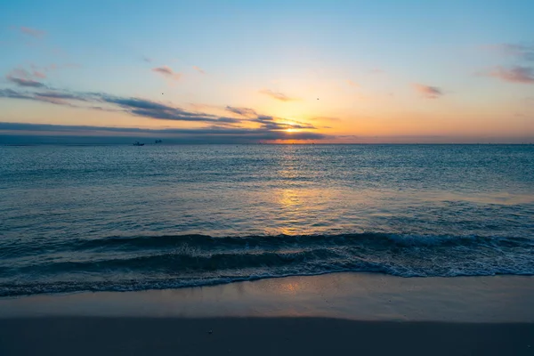 日没後の大自然の風景 自然の夕日の写真です ビーチの大自然の