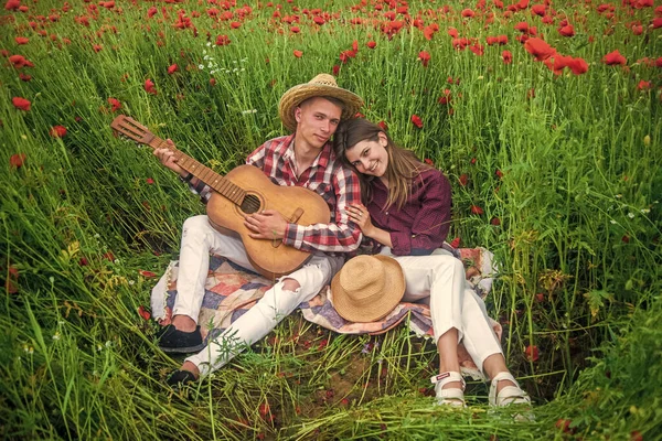 Happy Couple Love Relax Beautiful Field Poppy Flower Acoustic Guitar — Stock Photo, Image