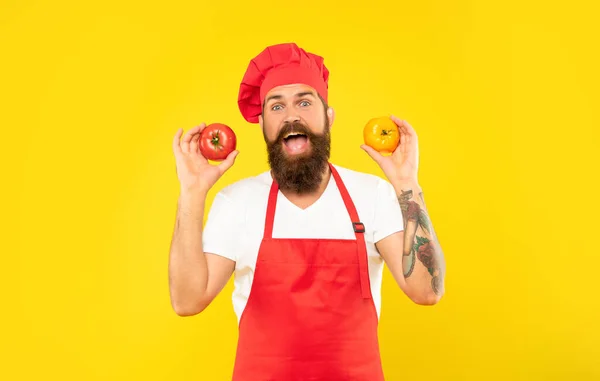 Hombre Sorprendido Delantal Cocina Toque Sosteniendo Tomates Fondo Amarillo Chef —  Fotos de Stock