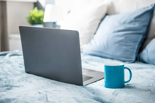 Computer Coffee Cup Bed Copy Space — Stockfoto