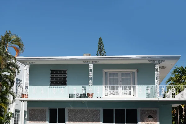 住宅外墙 阳台为蓝天 郊区建筑 — 图库照片