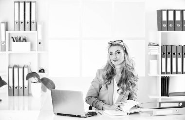 Ofisinde dizüstü bilgisayarı olan bir kız. Dijital teknoloji. İnternette sörf yapmak. Sosyal ağlar. İş kadını. İş kurma. İş dünyasındaki kadınlar için yararlı rehberler, makaleler ve kaynaklar keşfedin.