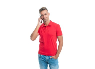 Kırmızı tişörtlü adam beyaz arka planda izole bir şekilde telefonla konuşuyor..