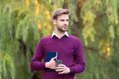 Genç yakışıklı adam kahve molası veriyor..