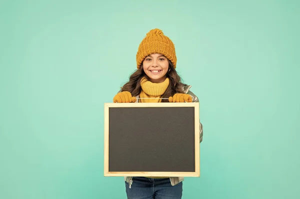 Venda Compras Inverno Volta Escola Miúdo Feliz Chapéu Segura Quadro — Fotografia de Stock