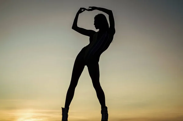 Godere Della Natura Figura Scura Forma Ragazza Che Balla Tramonto — Foto Stock