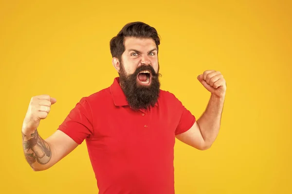 Irritado Barbudo Homem Com Bigode Tshirt Fundo Amarelo Raiva — Fotografia de Stock