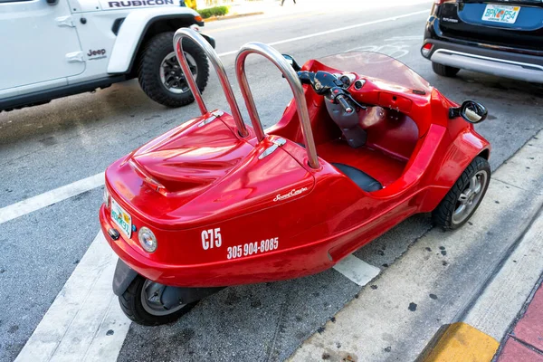 Miami Beach Florida Eua Abril 2021 Scootcoupe Vermelho Ciclomotor Visão — Fotografia de Stock