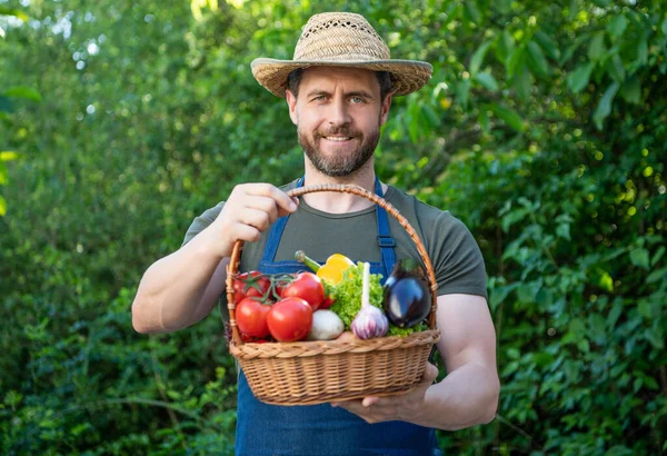 Hombre Sombrero Paja Cesta Llena Verduras —  Fotos de Stock