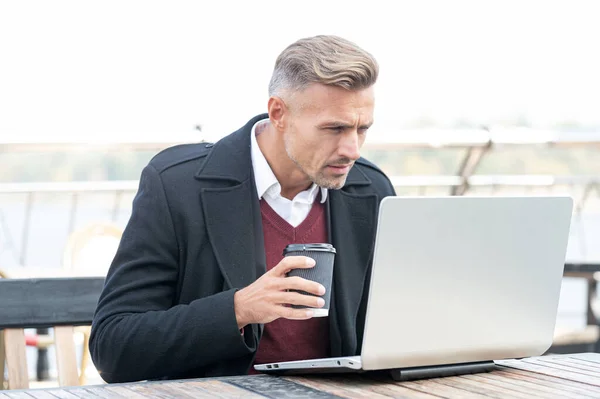 Serious Boss Man Working Remotely Laptop Drinking Coffee Outdoor Cafe – stockfoto
