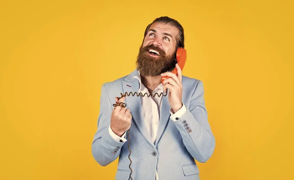 Добре Доглянутий Чоловік Весільному Формальному Одязі Використовує Бороду Ретро Телефон — стокове фото