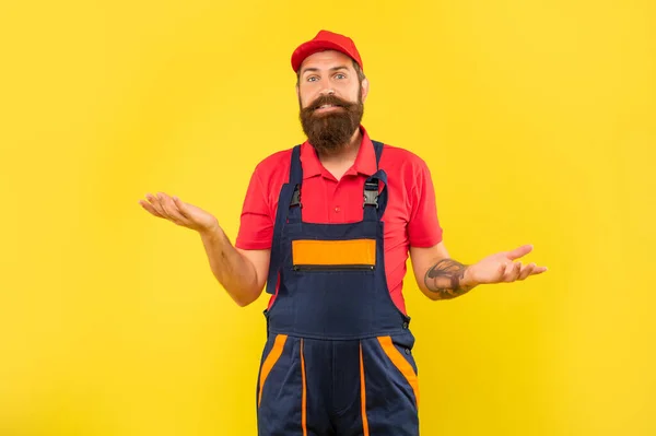 Desconcertado Sonriente Barbudo Hombre Cargador Ropa Trabajo Sobre Fondo Amarillo — Foto de Stock