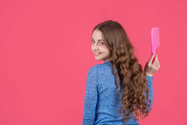 Ευτυχής Έφηβος Κορίτσι Σγουρά Μαλλιά Κρατήστε Χτένα Ροζ Φόντο — Φωτογραφία Αρχείου