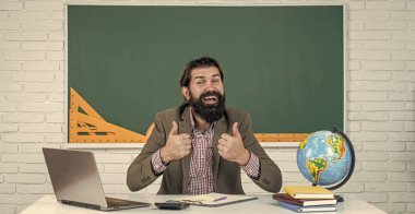 İyi işti. Olgun sakallı öğretmen derste. Sınıfta tahtasıyla çalışan acımasız bir adam. Sınava hazırlan. Ders üzerine ders veren üniversite hocası. Okula dönüyorum. resmi eğitim. bilgi günü.