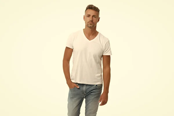 Sério Bonito Homem Casual Tshirt Manter Mão Bolso Isolado Branco — Fotografia de Stock