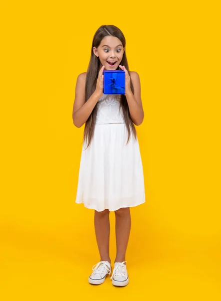 Surprised Teen Kid Hold Present Box Yellow Background — Stockfoto