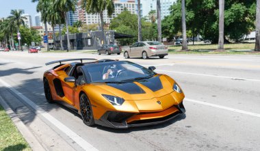Miami Beach, Florida ABD - 15 Nisan 2021: Turuncu Lamborghini Bulvarı LP 750-4 SV, yan görüş.