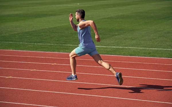 Atletisk Muskulös Man Löpare Körs Stadion Energi — Stockfoto