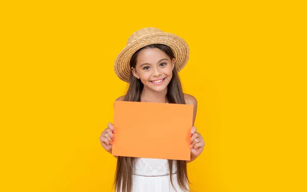 Criança Adolescente Feliz Com Espaço Cópia Papel Laranja Fundo Amarelo — Fotografia de Stock