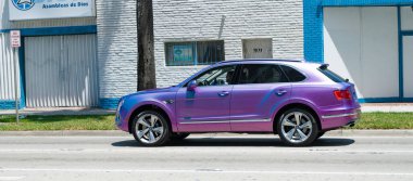 Miami Beach, Florida ABD - 15 Nisan 2021: Violet Bentley Bentayga v8 2015 SUv, yan görüş.