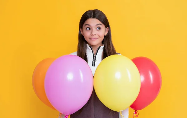 Ευτυχής Έκπληκτος Παιδί Κόμμα Πολύχρωμα Μπαλόνια Κίτρινο Φόντο — Φωτογραφία Αρχείου